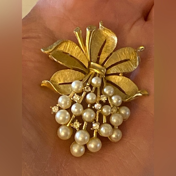 Vintage 60’s Trifari Pearl & Rhinestone Pin - Picture 7 of 9